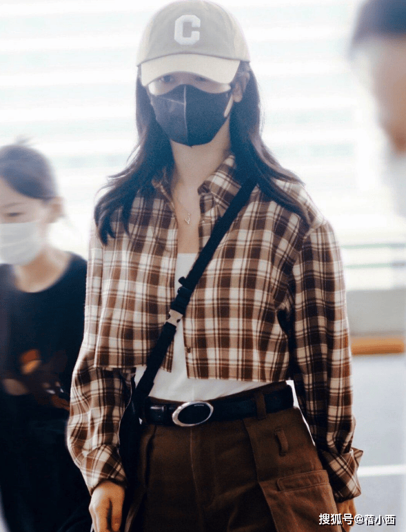 拉德新穿搭：皮衣短裙长卷发洋气又减龄AG真人平台32岁杨紫带火了一种美(图6)