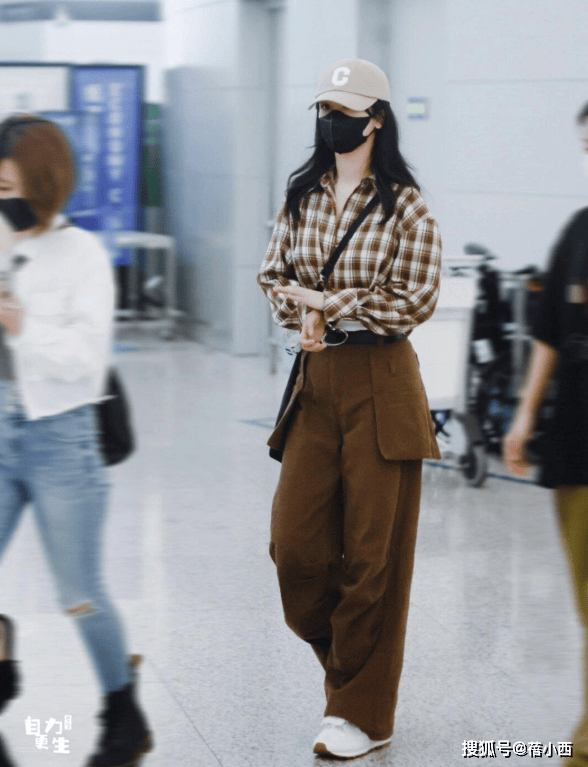 拉德新穿搭：皮衣短裙长卷发洋气又减龄AG真人平台32岁杨紫带火了一种美(图7)