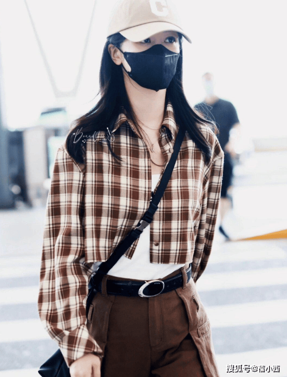 拉德新穿搭：皮衣短裙长卷发洋气又减龄AG真人平台32岁杨紫带火了一种美(图8)