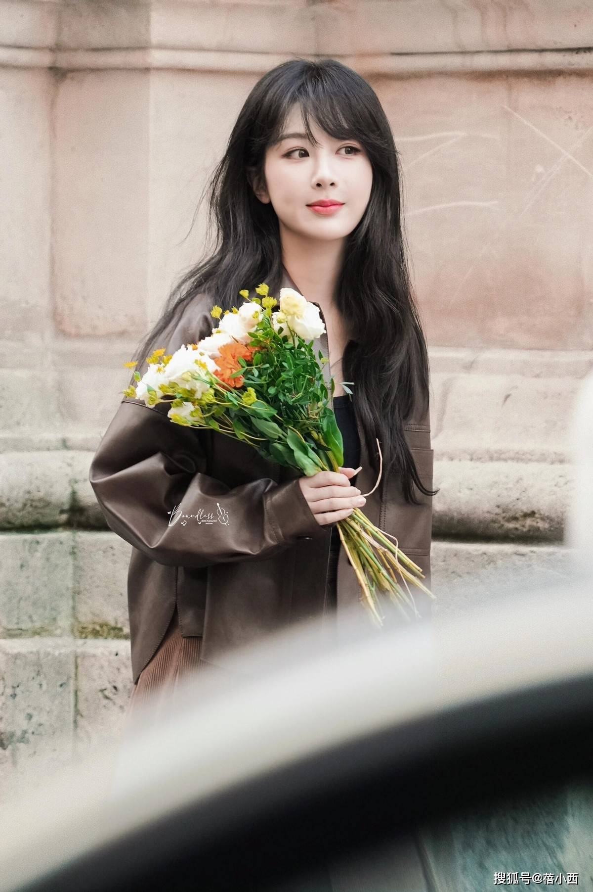 拉德新穿搭：皮衣短裙长卷发洋气又减龄AG真人平台32岁杨紫带火了一种美(图9)