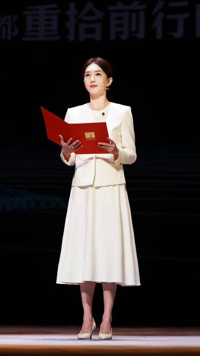 造型美回颜值巅峰！穿白色西装套装优雅端庄ag真人平台第一游戏江疏影换回“无刘海”(图2)