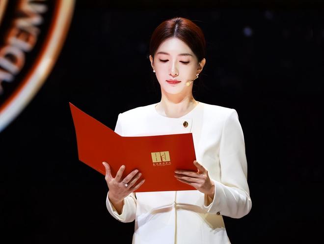 造型美回颜值巅峰！穿白色西装套装优雅端庄ag真人平台第一游戏