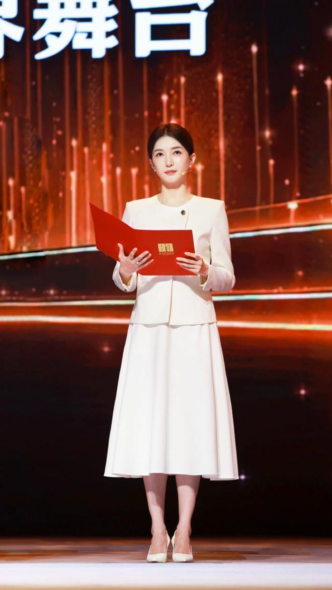 造型美回颜值巅峰！穿白色西装套装优雅端庄ag真人平台第一游戏江疏影换回“无刘海”(图4)