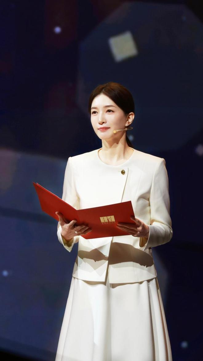 造型美回颜值巅峰！穿白色西装套装优雅端庄ag真人平台第一游戏江疏影换回“无刘海”(图6)