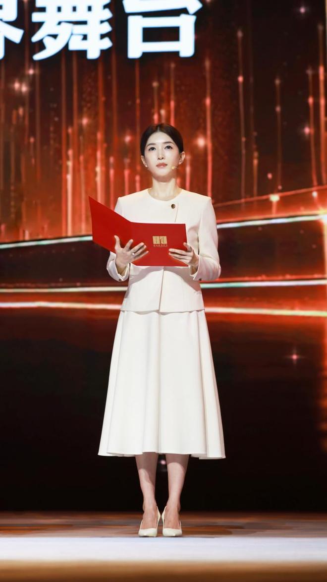 造型美回颜值巅峰！穿白色西装套装优雅端庄ag真人平台第一游戏江疏影换回“无刘海”(图5)