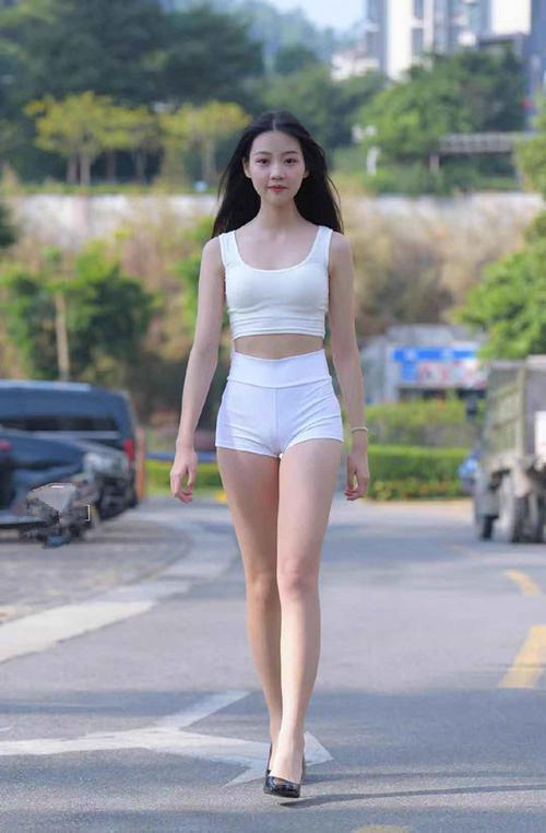 配短裤干净利落清凉又时髦!AG真人中国白色吊带背心搭(图3) 配短裤干净利落清凉又时髦!AG真人中国白色吊带背心搭(图3)