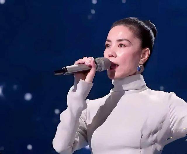 的王菲让所有人见识到她的“江湖地位”AG真人国际游戏一台春晚“跌落神坛”(图7)