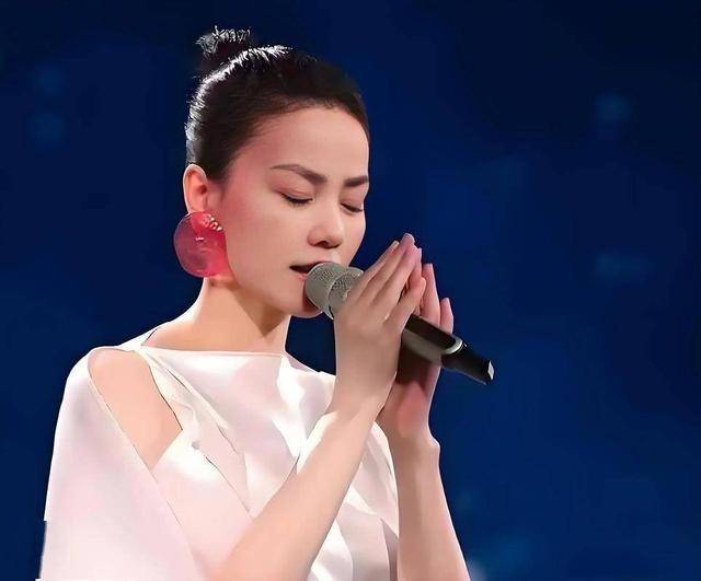 的王菲让所有人见识到她的“江湖地位”AG真人国际游戏一台春晚“跌落神坛”(图14)